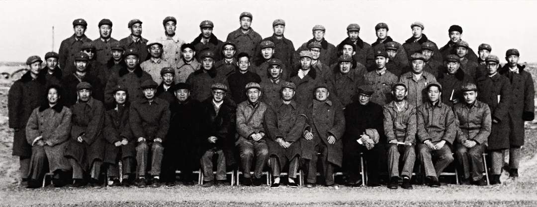 1964年10月16日，我国第一颗原子弹爆炸后，前线指挥部全体人员合影